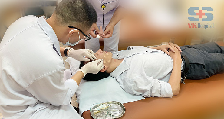 Bác sĩ y học cổ truyền Bệnh viện 22-12 thực hiện cấy chỉ điều trị liệt dây thần kinh số 7