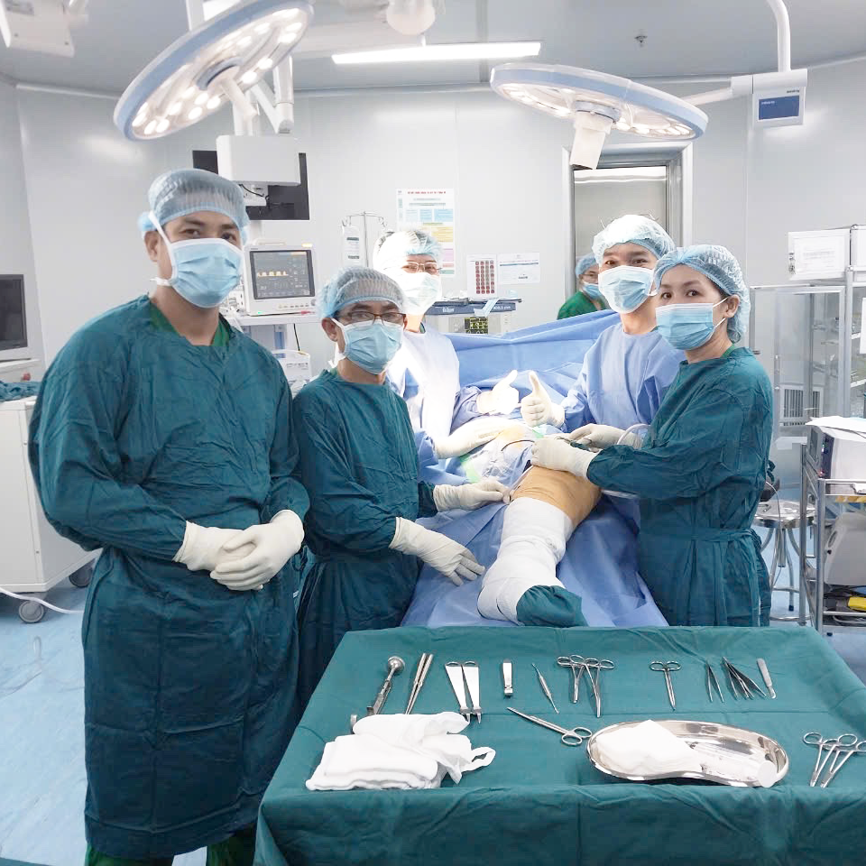 Bệnh viện 22-12 | Phẫu thuật thay khớp háng bán phần điều trị gãy cổ xương đùi cho bệnh nhân 70 tuổi, bị đa chấn thương sau thai nạn giao thông. Bệnh viện 22-12 | Phẫu thuật thay khớp háng bán phần điều trị gãy cổ xương đùi cho bệnh nhân 70 tuổi, bị đa chấn thương sau thai nạn giao thông.