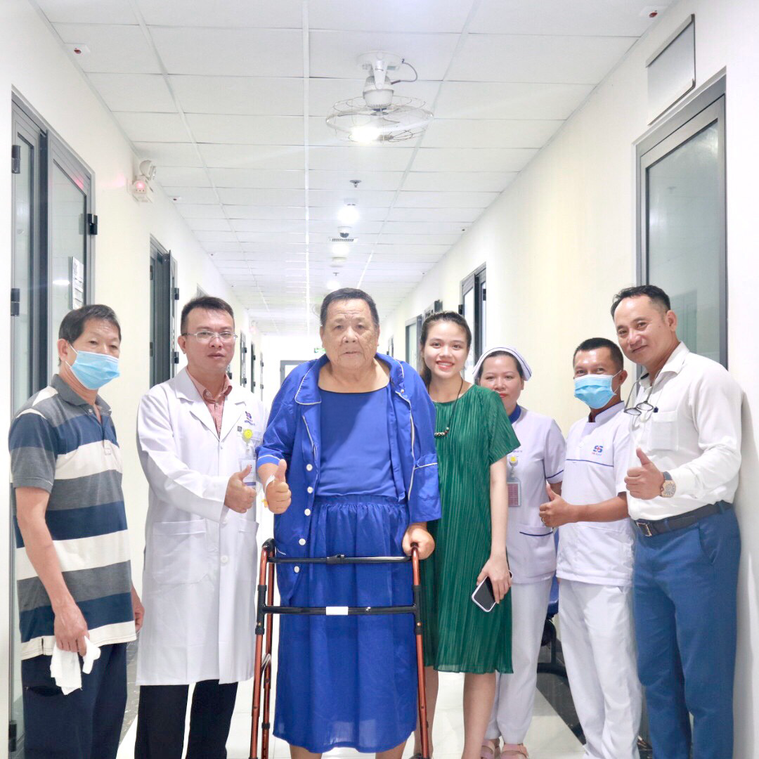 Bệnh viện 22-12 | Phẫu thuật thay khớp háng bán phần điều trị gãy cổ xương đùi cho bệnh nhân 70 tuổi, bị đa chấn thương sau thai nạn giao thông. Bệnh viện 22-12 | Phẫu thuật thay khớp háng bán phần điều trị gãy cổ xương đùi cho bệnh nhân 70 tuổi, bị đa chấn thương sau thai nạn giao thông.